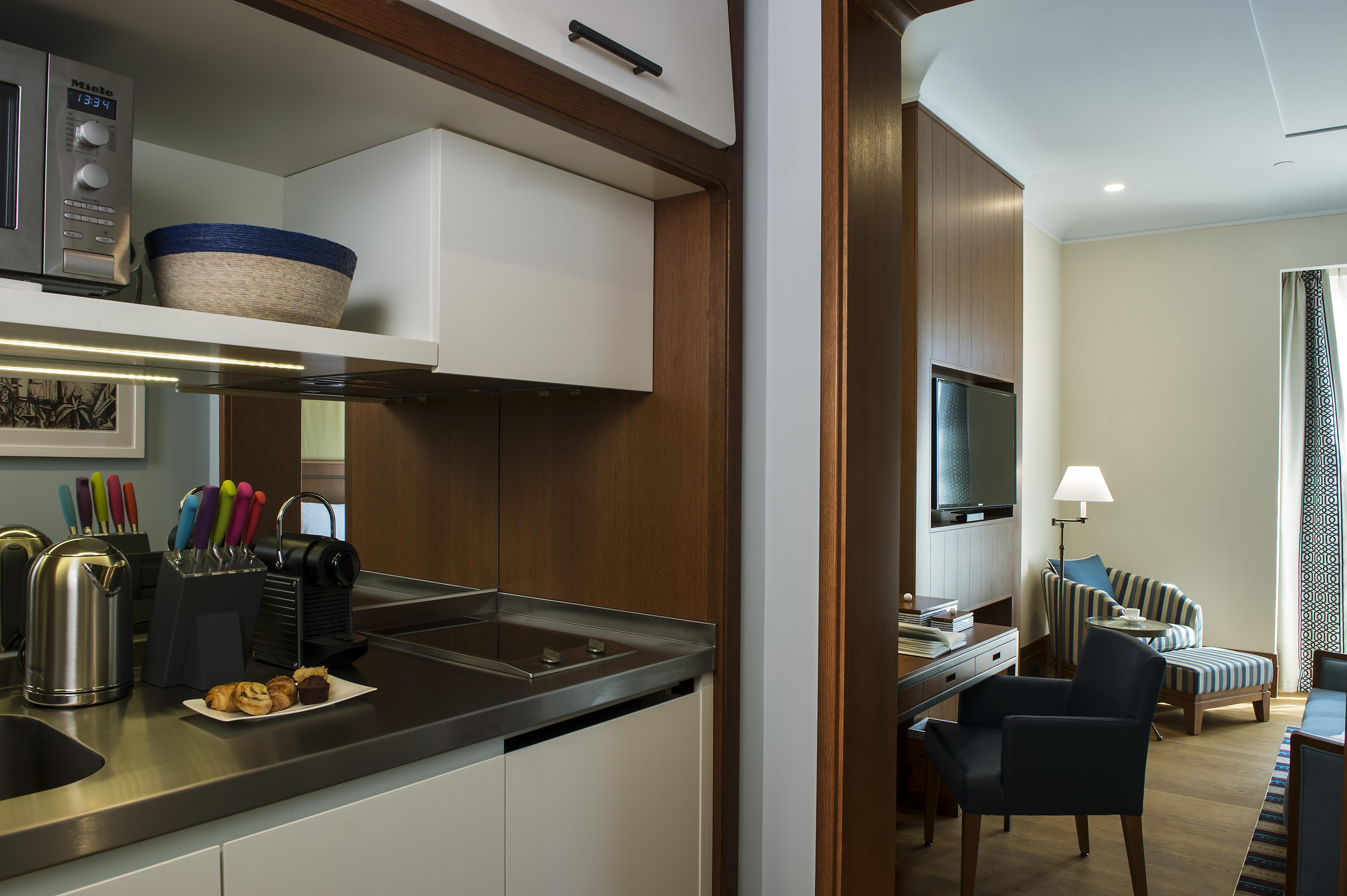 Regent Porto Montenegro Tivat Exterior foto A kitchen in a hotel suite