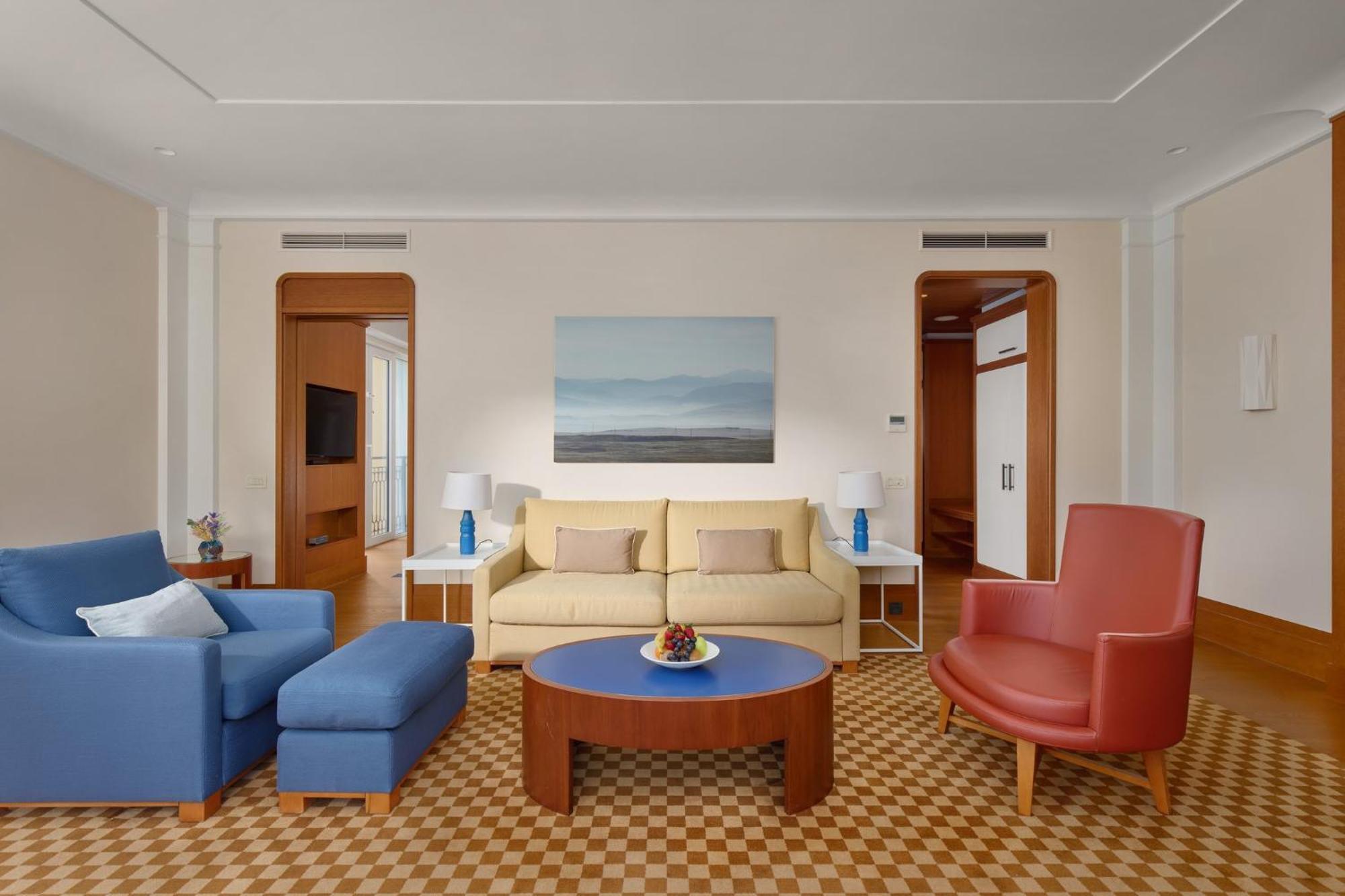 Regent Porto Montenegro Tivat Exterior foto A suite at the Hotel de Crillon