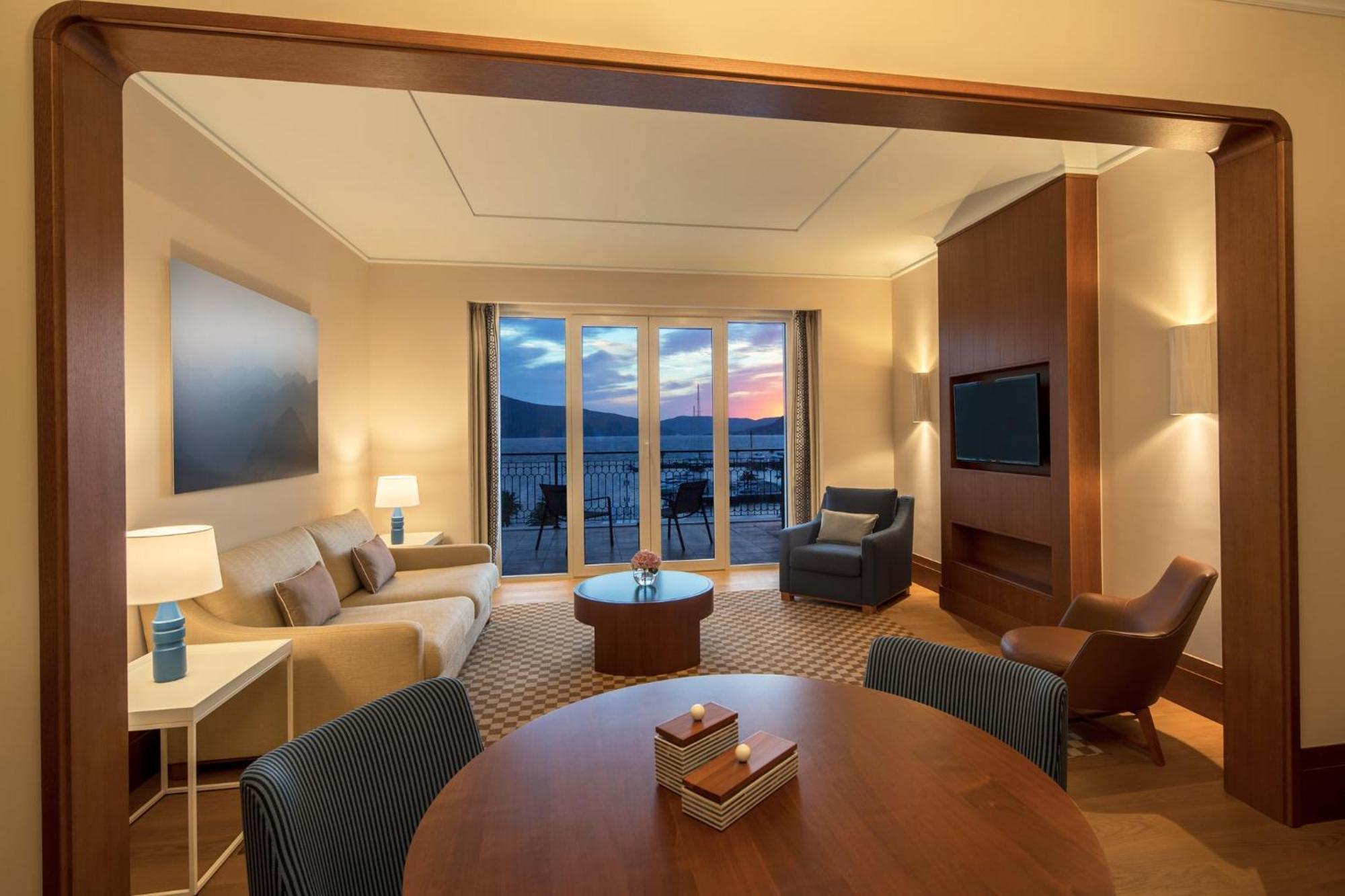 Regent Porto Montenegro Tivat Exterior foto A suite at the Westin Maldives