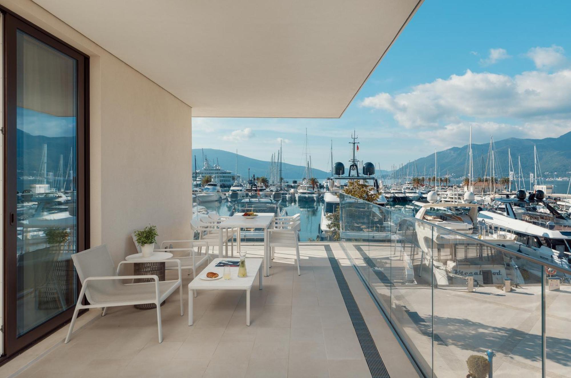 Regent Porto Montenegro Tivat Exterior foto View of the Port of Glyfáda