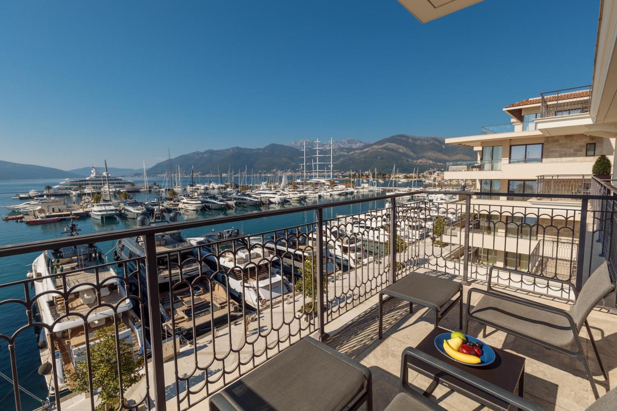 Regent Porto Montenegro Tivat Exterior foto View of the port of Glyfáda